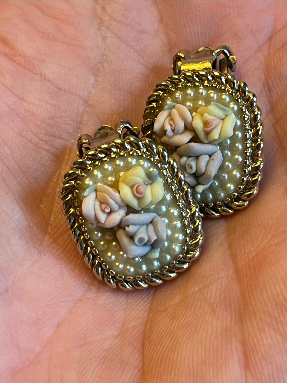 Vintage / Antique Cameo Gold Tone Floral Clip-on Earrings Faux Pearl Pink purple